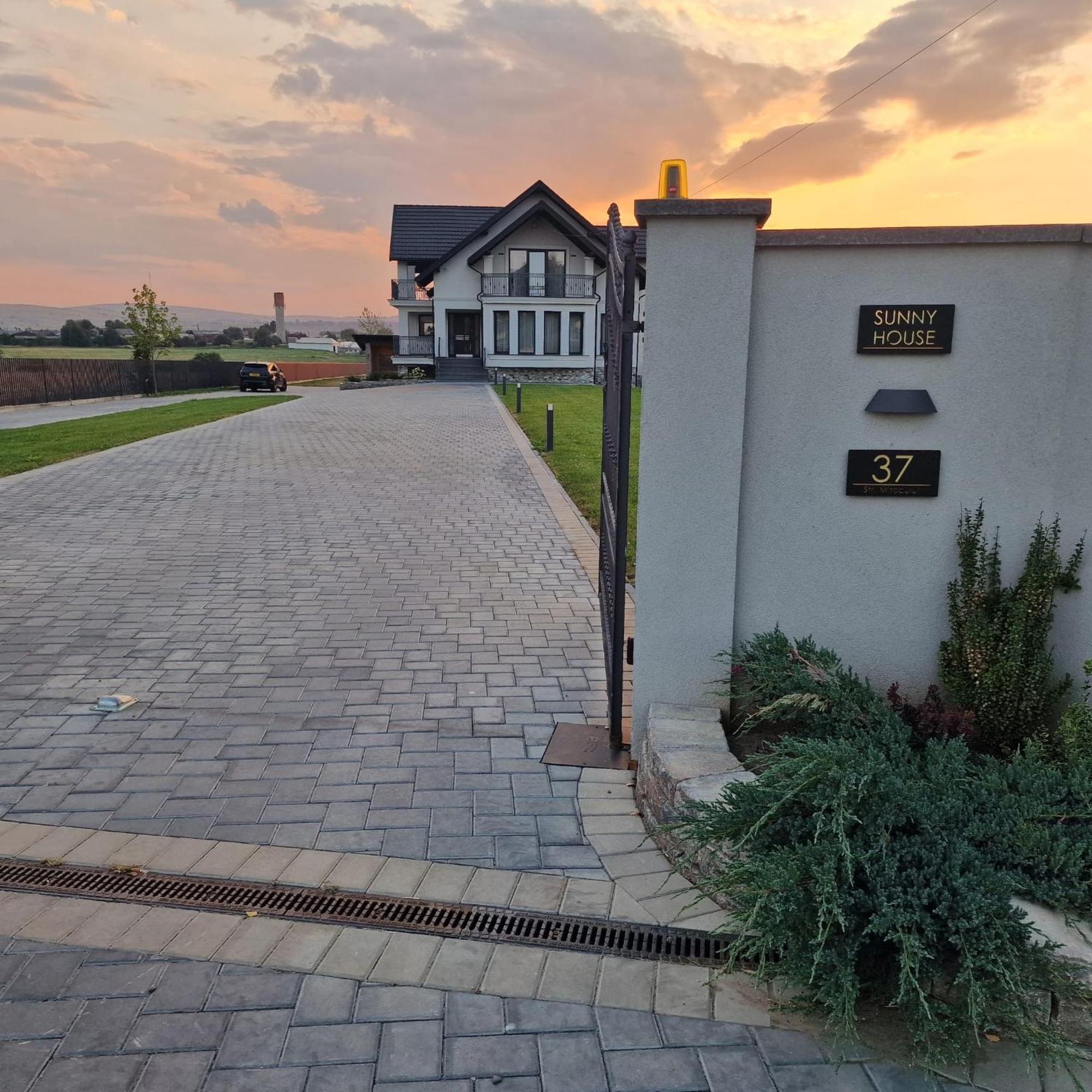 Sunny House Villa Suceava Ngoại thất bức ảnh