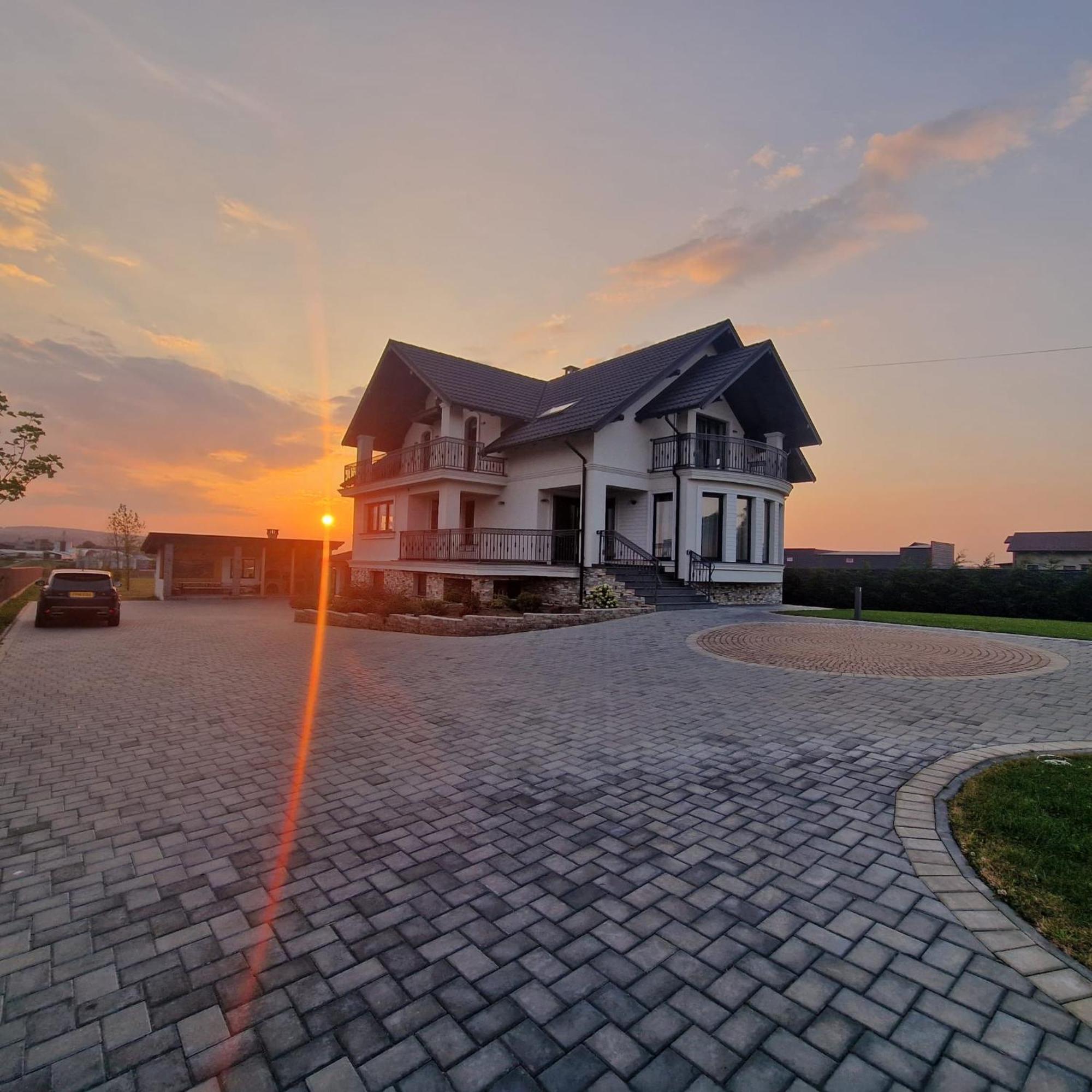 Sunny House Villa Suceava Ngoại thất bức ảnh